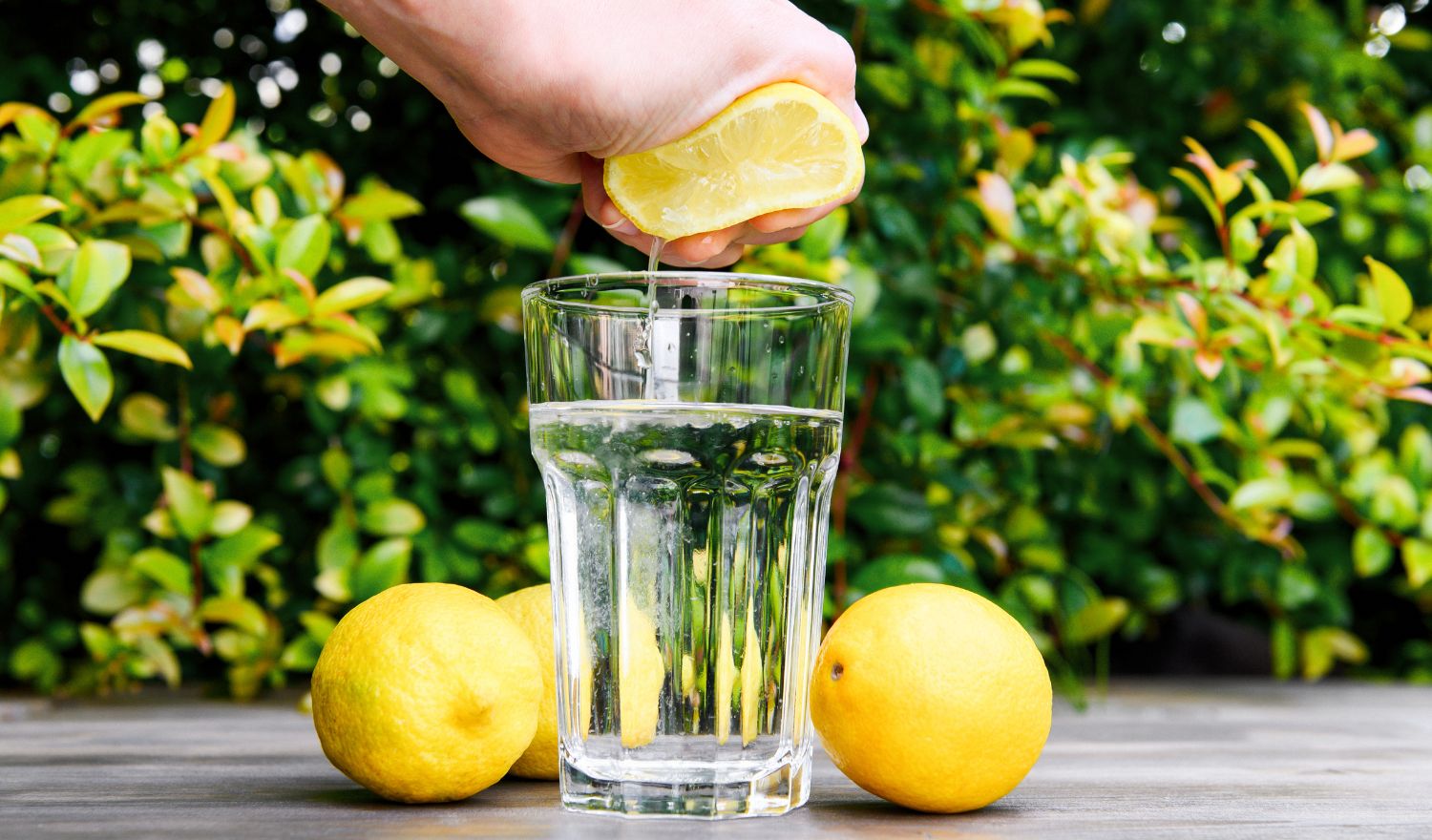 Lemon Water in Summer: Health Benefits, Hydration & Viral Trends Explained